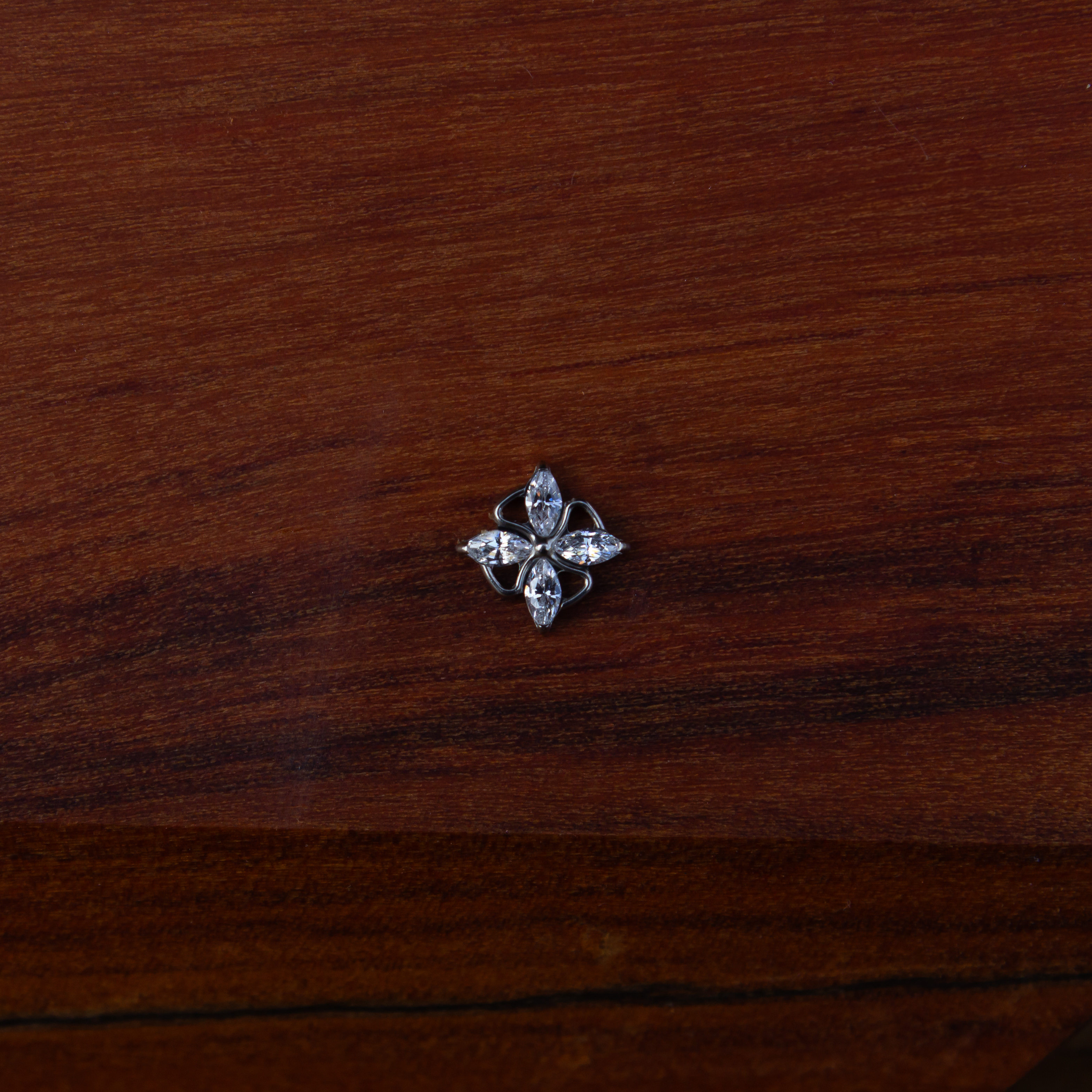 Labret Flor Zircônia em Navetes